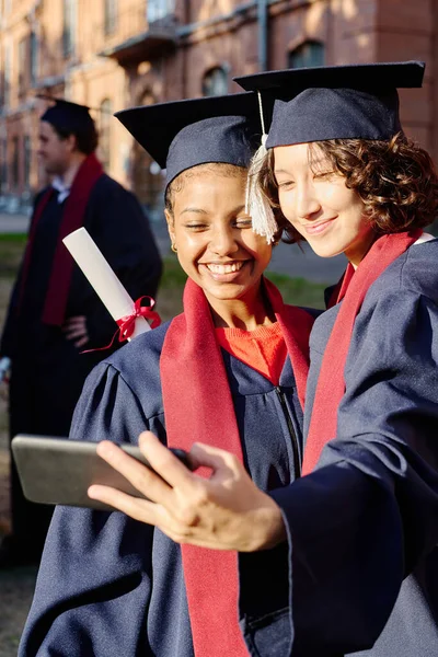 Imagem Vertical Meninas Vestidos Graduação Fazendo Retrato Selfie Smartphone Livre — Fotografia de Stock