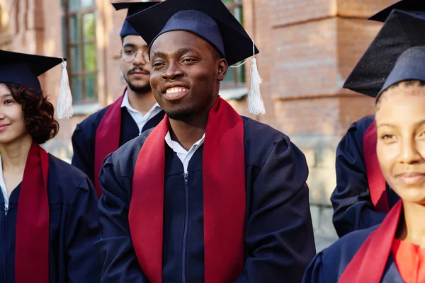 Grupo Multiétnico Estudantes Graduados Ouvindo Alto Falante Enquanto Estão Livre — Fotografia de Stock