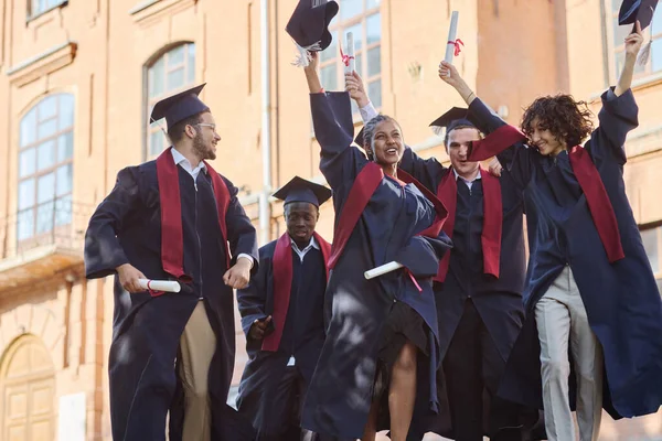 Üniversiteden Mezun Olmalarını Kutlamak Için Cübbeli Mutlu Öğrenciler — Stok fotoğraf
