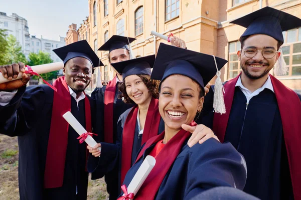 Grupo Estudantes Graduados Felizes Fazendo Retrato Selfie Contra Sua Universidade — Fotografia de Stock