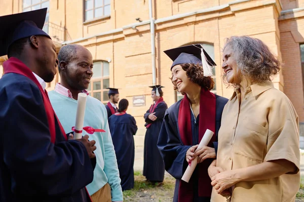 Pais Parabenizando Seus Filhos Com Graduação Universidade Enquanto Eles Estão — Fotografia de Stock