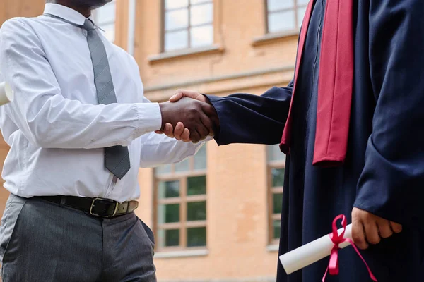 学生と握手するアフリカ系アメリカ人の先生のクローズアップ 彼は卒業で彼を祝福 — ストック写真