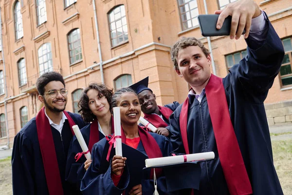 Estudante Graduado Fazendo Foto Com Seus Amigos Seu Smartphone Enquanto — Fotografia de Stock