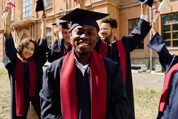 Retrato Estudante Feliz Afro Americano Vestido Graduação Sorrindo Para Câmera — Fotografia de Stock