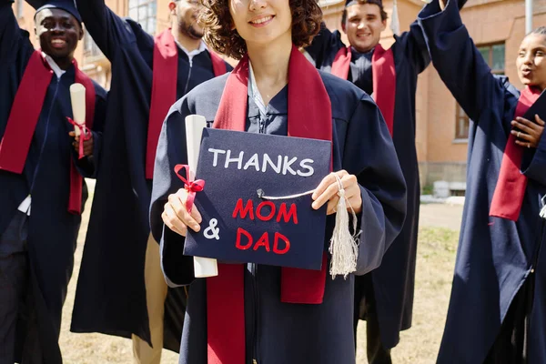 Retrato Estudante Graduado Segurando Chapéu Com Texto Ela Agradecendo Seus — Fotografia de Stock
