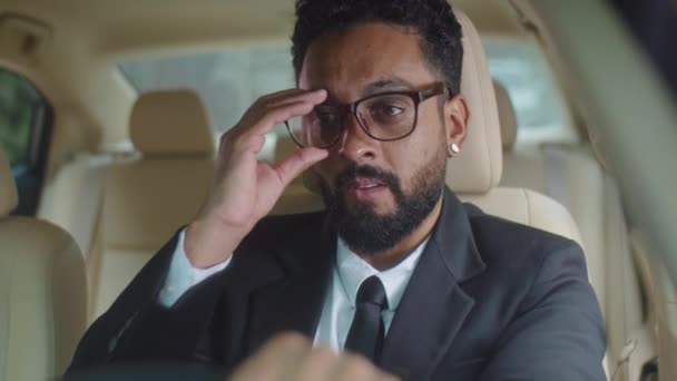 Fáradt Öltönyös Üzletember Kocsiban Leveszi Szemüvegét Orrhidat Dörzsöl Majd Hátradől — Stock videók