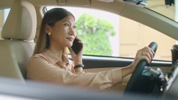 Asiatiska Affärskvinna Sitter Bilen Och Pratar Mobiltelefon Innan Rida — Stockvideo