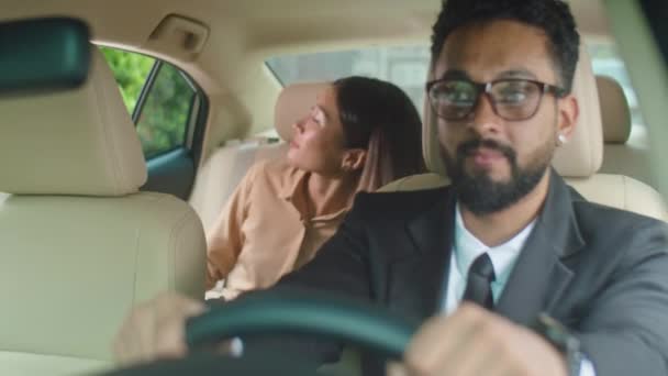 Asyalı Kadınının Arabanın Arka Koltuğunda Oturduğu Sürmeden Önce Özel Şoförle — Stok video