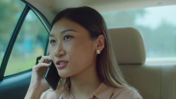Chest Shot Cheerful Asian Businesswoman Sitting Backseat Car Looking Window — Stock Video