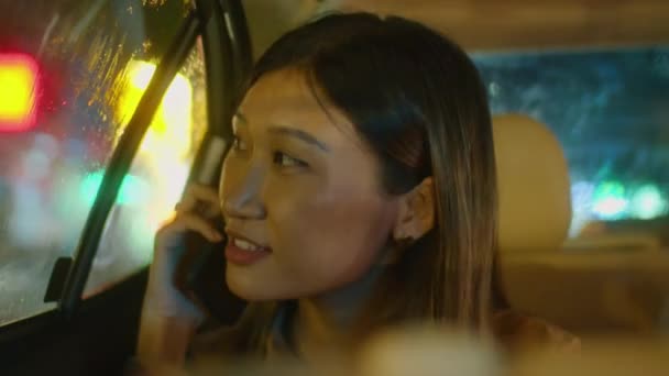 Zbliżenie Zdjęcia Młodej Azjatki Siedzącej Tylnym Siedzeniu Samochodu Mówiącej Przez — Wideo stockowe