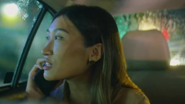 Veselý Asijské Žena Dívá Přes Mokré Auto Okna Chatování Mobilním — Stock video