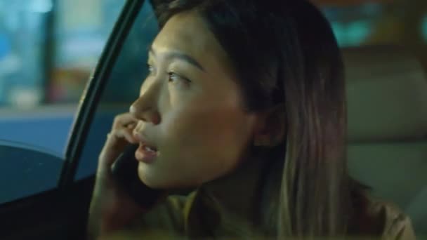 Gros Plan Jeune Femme Asiatique Regardant Par Fenêtre Ouverte Parlant — Video