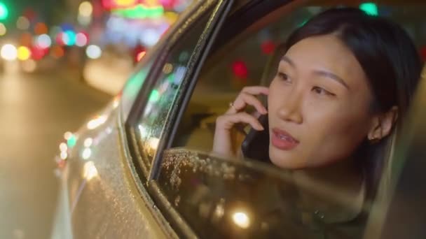 Utsikt Från Utanför Bilen Ung Asiatisk Kvinna Tittar Natten Stad — Stockvideo