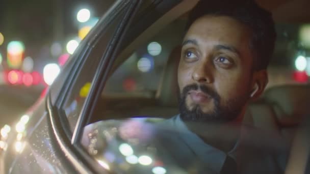 Kablosuz Kulaklıklı Bir Adamının Arabasının Dışından Gece Taksisi Sürerken Açık — Stok video