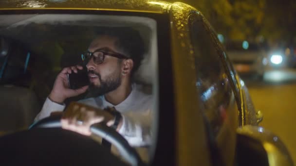 Homme Affaires Parlant Sur Téléphone Portable Tenant Volant Tout Étant — Video