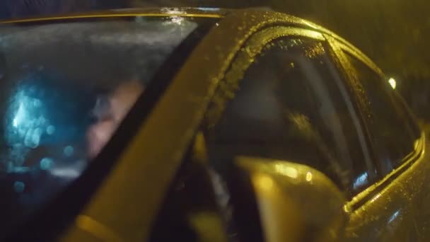 Kilátás Kívülről Üzletember Telefonon Beszél Miközben Autóban Esőben Éjszaka — Stock videók