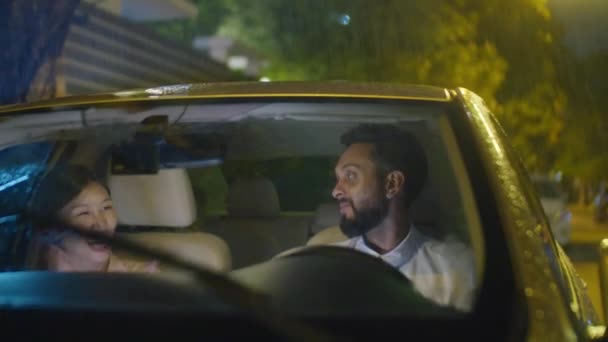 Erkek Kadın Ortaklarının Camından Gece Vakti Sağanak Yağmur Altında Arabada — Stok video