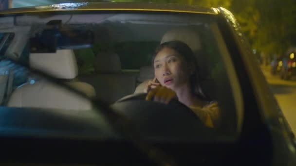 Азиатская Деловая Женщина Разговаривает Мобильному Телефону Держит Руль Сидя Машине — стоковое видео