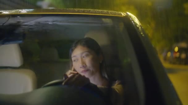 View Asian Woman Speaking Cell Phone While Sitting Driver Seat — Stock Video
