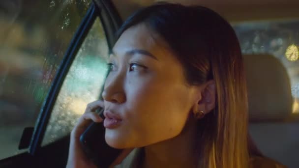 Close Shot Young Asian Woman Talking Mobile Phone Car Ride — Stock Video