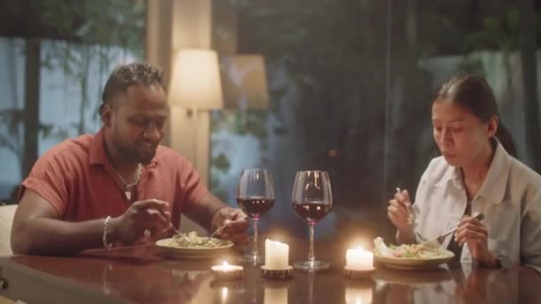Casal Multiétnico Comendo Conversando Jantar Romântico Mesa Com Copos Vinho — Vídeo de Stock