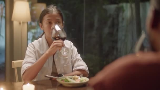 Kocasıyla Kadeh Tokuşturan Şarap Içen Akşam Yemeğinde Onunla Konuşan Asyalı — Stok video