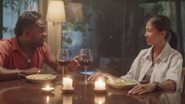 Tiro Médio Casal Familiar Diversificado Sentado Mesa Jantar Com Comida — Vídeo de Stock