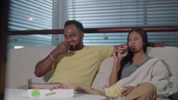 Diverso Casal Familiar Sentado Sofá Comendo Pipocas Pizza Discutindo Programa — Vídeo de Stock