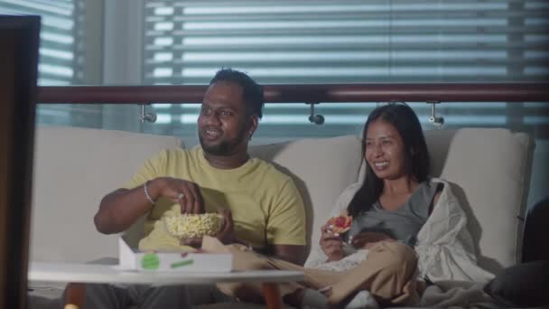 Multiethnic Family Couple Sitting Sofa Having Pizza Popcorn Chatting Laughing — Stock Video