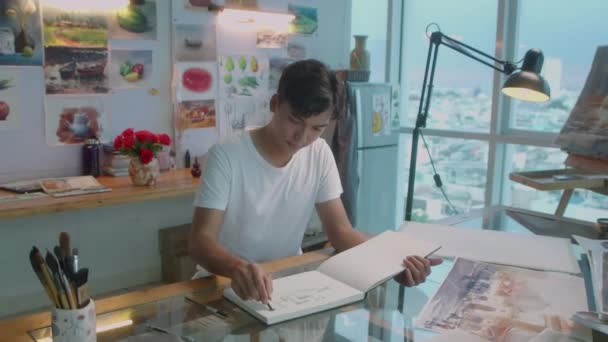 Mittlere Aufnahme Eines Jungen Asiatischen Malers Mit Wachsmalstiften Beim Zeichnen — Stockvideo