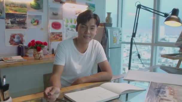 Porträt Eines Jungen Männlichen Asiatischen Künstlers Der Kreativen Atelier Schreibtisch — Stockvideo
