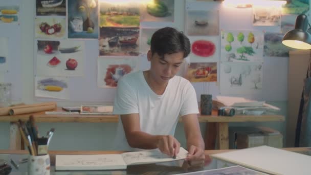 Genç Düşünceli Asyalı Ressamın Yaratıcı Stüdyoda Çalışırken Mum Boya Kalemleriyle — Stok video