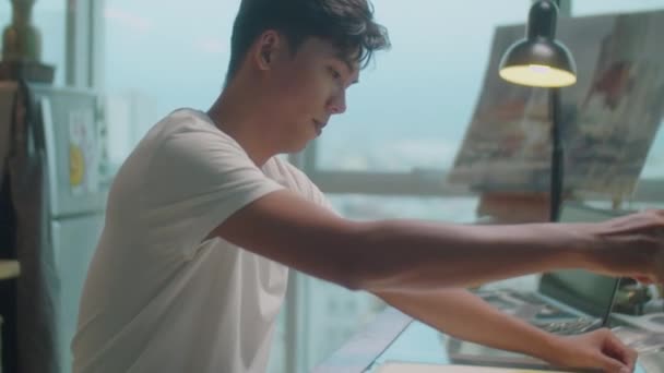 Inspirierter Asiatischer Maler Zeichnet Bild Mit Aquarellfarbe Und Pinsel Während — Stockvideo