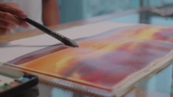 Крупный План Наклона Снимка Молодого Азиатского Художника Рисующего Картину Акварелью — стоковое видео