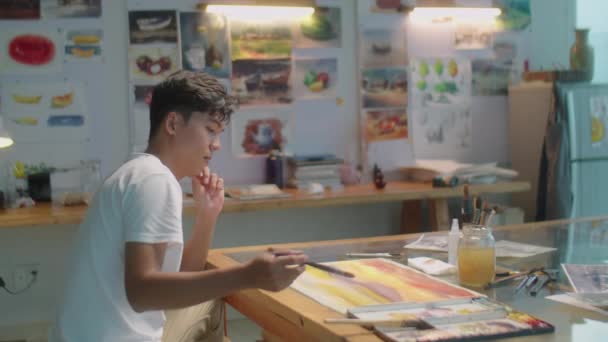 Seitenansicht Medium Shot Des Jungen Asiatischen Malers Mit Pinsel Und — Stockvideo