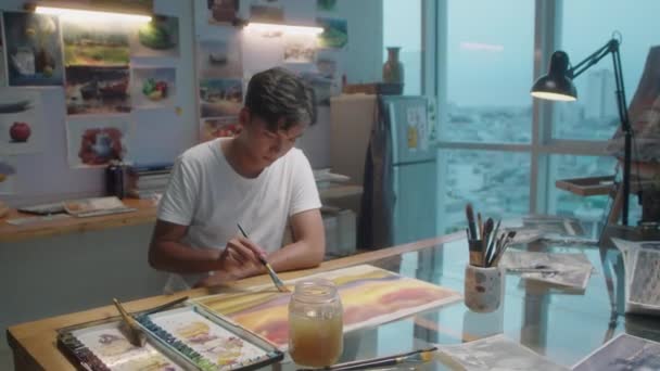 Genç Asyalı Erkek Ressamın Resim Çizdiği Akşamları Stüdyoda Çalışırken Peçeteyle — Stok video