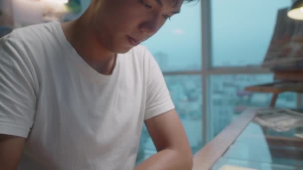 Nahaufnahme Eines Jungen Asiatischen Malers Der Zeitgenössische Kunst Schreibtisch Zeichnet — Stockvideo