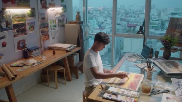 Geniş Açılı Bir Açıyla Genç Erkek Ressamın Yerindeki Panoramik Pencereli — Stok video