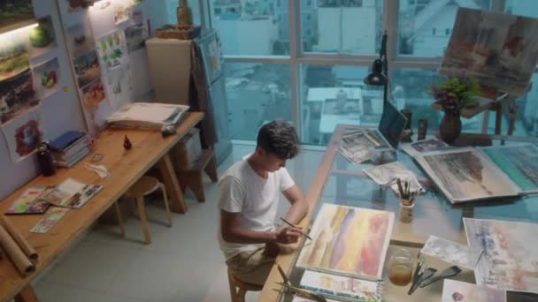 Yetenekli Erkek Ressamın Panoramik Pencereli Yaratıcı Stüdyoda Çalışırken Suluboya Resimlerle — Stok video