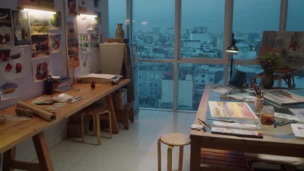 Interior Creative Art Studio Paintings Tools Workplaces Evening People — Stock Video