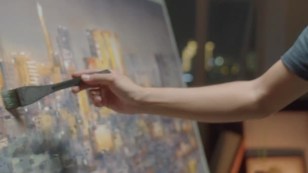Zbliżenie Zdjęcia Młodego Azjatyckiego Artysty Malującego Nocne Miasto Płótnie Pracując — Wideo stockowe
