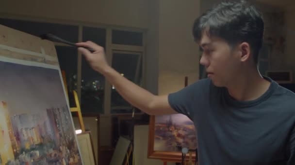 Cámara Fotográfica Mano Mediana Del Joven Pintor Asiático Aplicando Pintura — Vídeos de Stock
