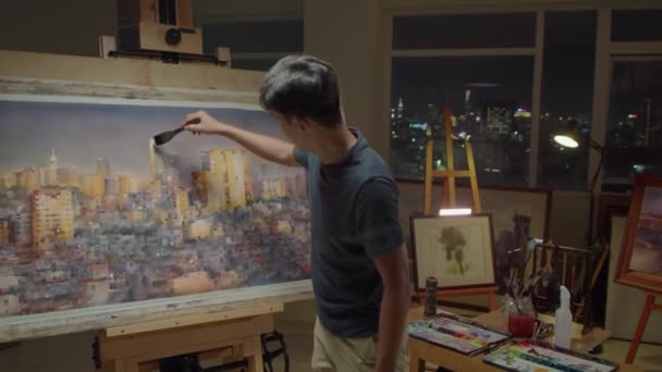 Pintor Talentoso Dibujando Paisaje Urbano Por Noche Sobre Lienzo Caballete — Vídeos de Stock
