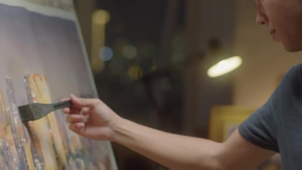 Genç Yetenekli Asyalı Ressamın Gece Manzarasını Resmederken Tuvale Boya Sürerken — Stok video