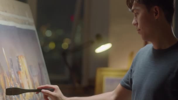 Yetenekli Erkek Ressamın Stüdyoda Resim Çekerken Yaratıcı Stüdyoda Çalışırken Tuvale — Stok video