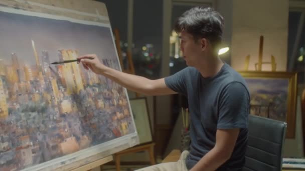 Mediana Toma Joven Artista Asiático Sentado Junto Caballete Estudio Pintando — Vídeos de Stock