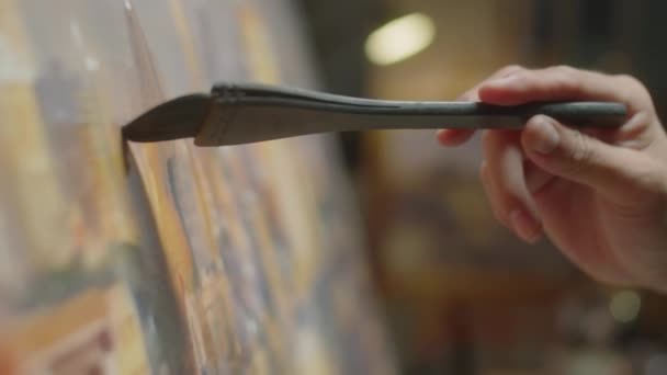 Primer Plano Mano Artista Irreconocible Pintando Cuadro Sobre Lienzo Estudio — Vídeos de Stock