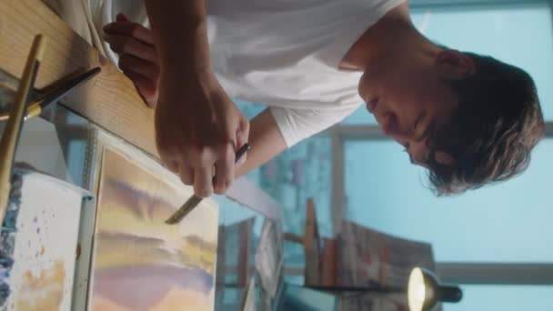 Imagem Vertical Artista Asiático Pintando Quadro Com Aquarelas Pincel Enquanto — Vídeo de Stock