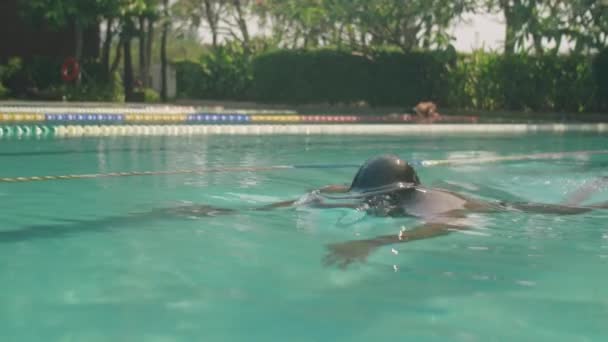 Açık Hava Antrenmanı Sırasında Havuzda Yüzen Gözlüklü Şapkalı Amerikalı Profesyonel — Stok video
