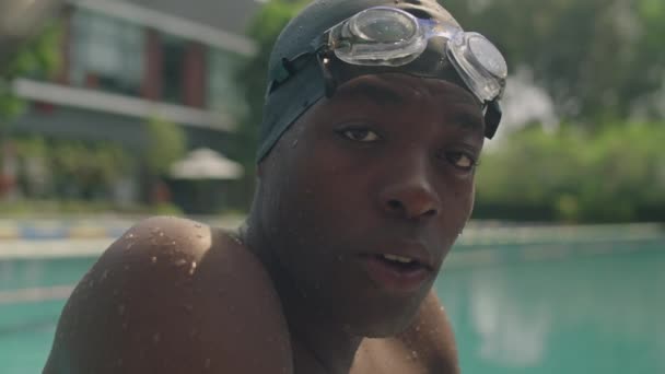 Retrato Hombre Afroamericano Nadador Con Gorra Gafas Descansando Piscina Aire — Vídeo de stock
